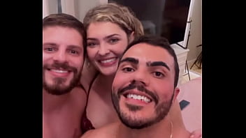 Preview 1 of Video Teens Famosas - E est&aacute_ feita que Colab maravilhosa uma energia muito boa um sexo de tirar o f&ocirc_lego ent&atilde_o j&aacute_ vou deixar aqui nossos li ...