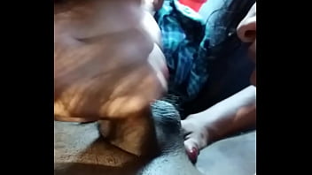 Preview 2 of Milfa Gang Bang - Duas Novinhas Pagando Boquete no Carro