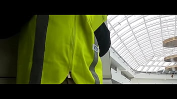 Preview 2 of Kucuk Kiz Sex - Bulto de guardia en publico - no es cruising bulge volume seguran&ccedil_a