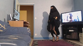 Preview 1 of Hotest Office - seins nus en djilbab et niqab