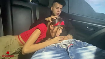 Preview 2 of Scxxy Xxx - Hermanastra puta no aguanta las ganas y me chupa la polla en el carro frente de nuestros padres - porno en espa&ntilde_ol - en ruso