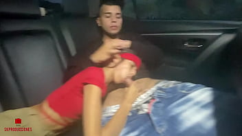 Preview 4 of Scxxy Xxx - Hermanastra puta no aguanta las ganas y me chupa la polla en el carro frente de nuestros padres - porno en espa&ntilde_ol - en ruso