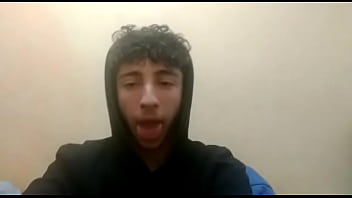 Preview 2 of Mom Scolds - Garoto mostra como fazer um oral