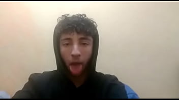 Preview 1 of Mom Scolds - Garoto mostra como fazer um oral
