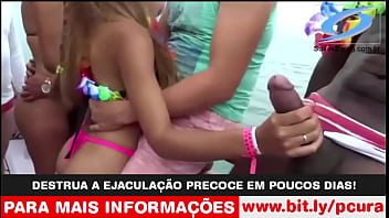 Preview 2 of Bkack Gay - Loira abra&ccedil_ando corno e punhetando o neg&atilde_o na lancha [REAL]