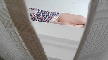 Preview 1 of Sote Hu Xxx Video - Hijastro entra al cuarto de la madrastra y la sorprende con sus bragas transparentes