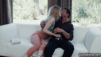 Preview 2 of Prima Hermana Menor Manoseo - Teen superstar Ivy Wolfe are willing to offer her virgin pussy to her producer just to reach her ambition and get the record 2 milliuon dollars deal.