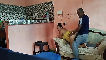 Preview 2 of Daughter Sleeping Small - Padrastro pervertido le es infiel a su esposa con su hijastra culona a quien le gusta su polla