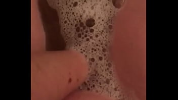 Preview 2 of Mitdot Net Phim Sex Hay - Katie fingers herself in the tub