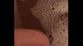 Preview 1 of Mitdot Net Phim Sex Hay - Katie fingers herself in the tub