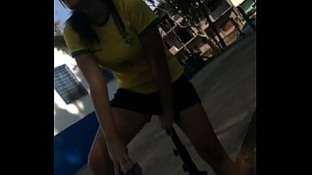 Preview 4 of Desi Toilat - Morena com camiseta do Brasil sentando gostoso no pau