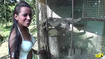Preview 1 of Www Xnxx Mobial Com - Pegou a negra no meio do mato - Samira Ferraz