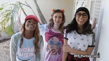 Preview 1 of Porun Hob - Arcade chicks on big dick having fun