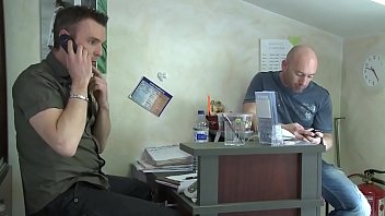 Preview 1 of Deutsch Dreier Sperma Drinnen - Masseuse mature encul&eacute_e par son patient.