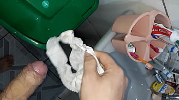 Preview 2 of Xxxdexivideo - Deixei minha calcinha no banheiro
