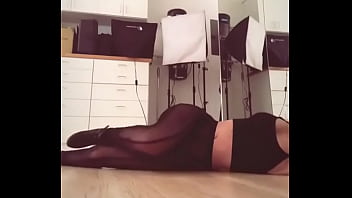 Preview 2 of Small Girls Pk - Iggy Azalea twerk