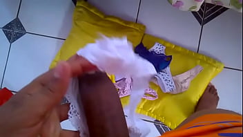 Preview 1 of Squirts Like Lawn Prankle - piroca grande na caucinha da vizinha