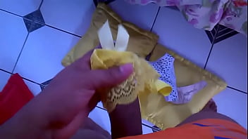 Preview 4 of Squirts Like Lawn Prankle - piroca grande na caucinha da vizinha