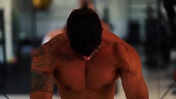 Preview 2 of Porn Movie Live - Novinho maromba mostrando o corpo na academia