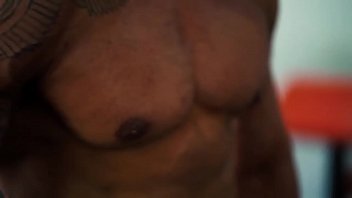 Preview 3 of Porn Movie Live - Novinho maromba mostrando o corpo na academia