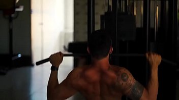 Preview 1 of Porn Movie Live - Novinho maromba mostrando o corpo na academia