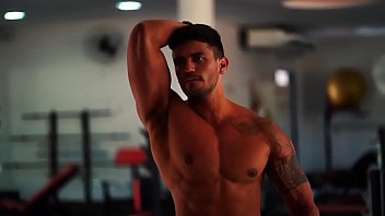 Preview 4 of Porn Movie Live - Novinho maromba mostrando o corpo na academia