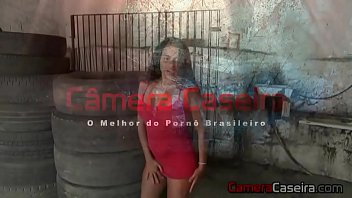 Preview 1 of Porncamlive - Ficou nua para Pagar os Borracheiros