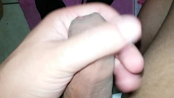 Preview 4 of Bear Cum Mouth - Brincando mais uma vez com o chinelo havaianas toda molhada de porra