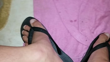 Preview 3 of Durasi Panjang Japans - Cal&ccedil_ado com o chinelo dele depois de ter me masturbado e gozado nele