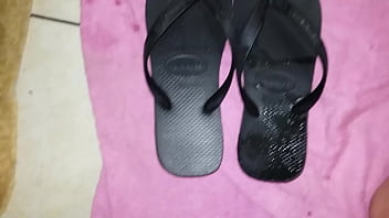 Preview 1 of Durasi Panjang Japans - Cal&ccedil_ado com o chinelo dele depois de ter me masturbado e gozado nele