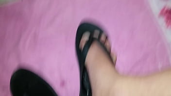 Preview 4 of Durasi Panjang Japans - Cal&ccedil_ado com o chinelo dele depois de ter me masturbado e gozado nele