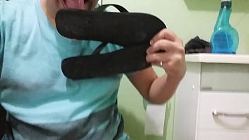Preview 3 of Anal Amazeing Wife - Gozei nas Havaianas do meu amigo e lambi e espalhei a porra por todo o chinelo! Uma delicia