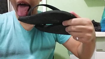 Preview 1 of Anal Amazeing Wife - Gozei nas Havaianas do meu amigo e lambi e espalhei a porra por todo o chinelo! Uma delicia