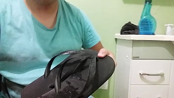 Preview 4 of Anal Amazeing Wife - Gozei nas Havaianas do meu amigo e lambi e espalhei a porra por todo o chinelo! Uma delicia