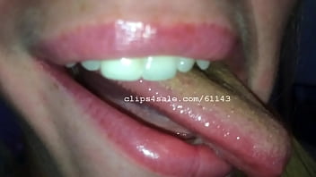 Preview 2 of Big Tinces - negra loira de peruca rebola na piroca