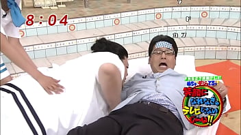 Preview 3 of Colej Garl Sexy Com - 加藤綾子アナ　寝ているマツコデラックスを起こそうと屈みブラチラハプニング！