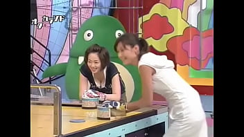 Preview 2 of Nayka Sabnur Xxx Video - 井上和香　フレンドパークハイパーホッケーで前かがみ豊満な谷間チラ&amp_揺れ！