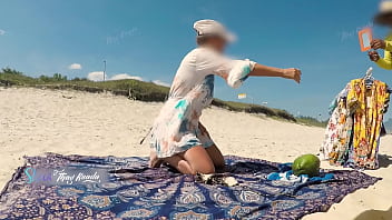 Preview 2 of Danceing Wife - Troquei de roupa na frente do vendedor na praia e deixei ele me ajudar