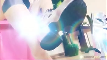 Preview 2 of Hindi Xxxindian - Blonde babe takes off her shoes to be barefoot