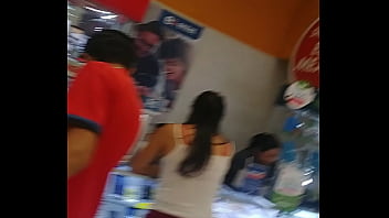 Preview 2 of Xxx Bowayi Hd - Venezolana con buen culo mirando celular