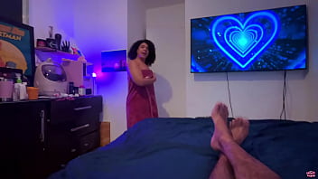 Preview 1 of Old Lady Seduces Couple - Caindo de boca no pau do novinho!