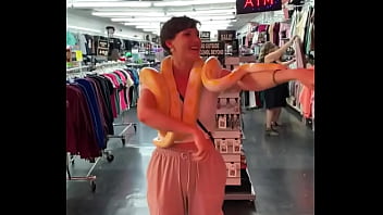 Preview 3 of Austerliyan Sexiy Vidio - I love BIG snakes!! Comment your snake