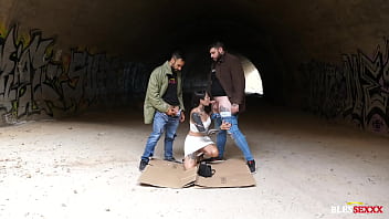 Preview 2 of Lesbian Uld - La trataron como una zorra haciendo dogging