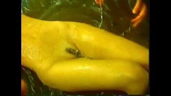 Preview 4 of Mandingo Vs Pale Girl - Adriana Ferrari tomando banho no rio