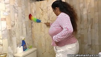Preview 1 of Porn Sxxi Movies - Latina BBW Rosaly makes cleaning the bathroom a bliss