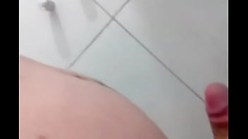 Preview 1 of Mom Daughter Dad - Batendo punheta no banho