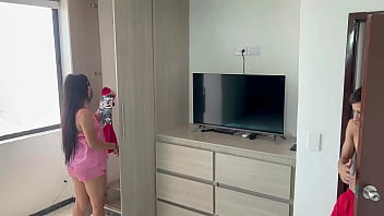 Preview 1 of Sunny Leone Oil Massage On Pussy - Mi hermosa hermanastra busca ropa en el closet y aprovecho para comerme ese rico culo. H.L.