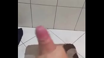 Preview 3 of Vip Sexy Videos Young Girls - novinho gozando no banheiro _)