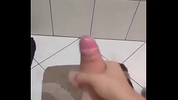 Preview 1 of Vip Sexy Videos Young Girls - novinho gozando no banheiro _)