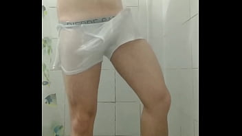 Preview 2 of Lesbian Puplic In Bus - Mr. Grey tomando banho de cueca branca